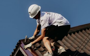 Awaryjna Naprawa Dachu w Warszawie – Kiedy Działać Natychmiast?